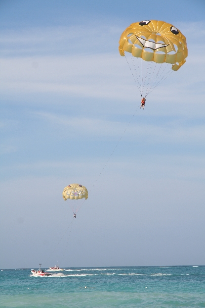 Parasailing am Strand 